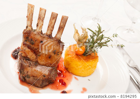 Roasted Lamb Chops 8194295