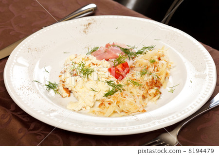 Scrambled eggs with bacon and tomato 8194479