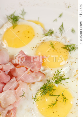 fried eggs with bacon 8194720