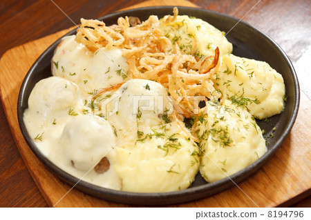 potatoes with meatballs 8194796