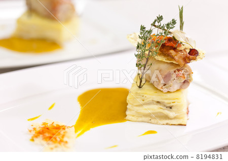 meat with sauce 8194831