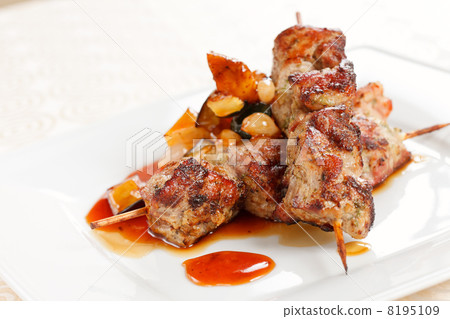 meat kebab with vegetables 8195109