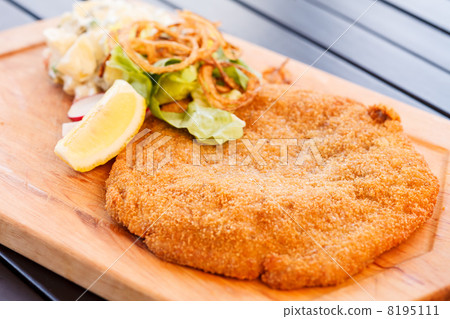 Schnitzel with salad 8195111