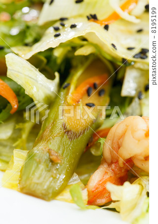 salad with shrimps 8195199