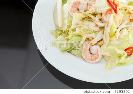 salad with shrimps 8195291
