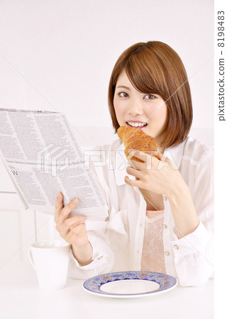 吃新月形麵包的婦女 吃新月形麵包的婦女 8198483