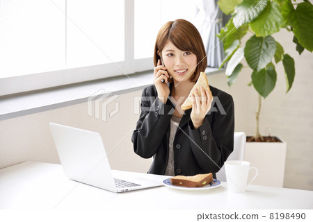 A woman who calls while watching a computer A woman who calls while watching a computer 8198490