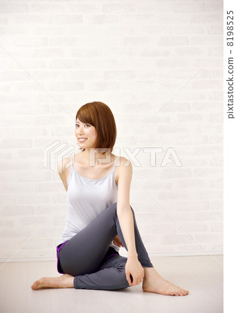 瑜伽姿勢的女人 瑜伽姿勢的女人 8198525