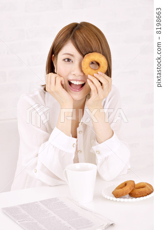 一個女人玩甜甜圈 8198663