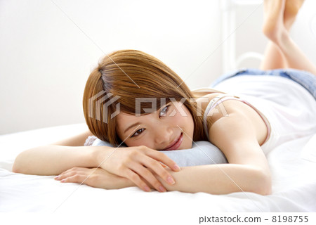 放鬆在床上的婦女 8198755