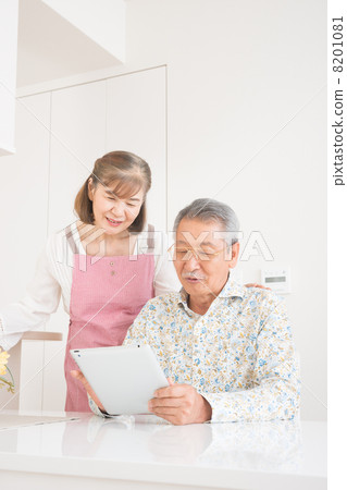 Senior couple (tablet) Senior couple (tablet) 8201081