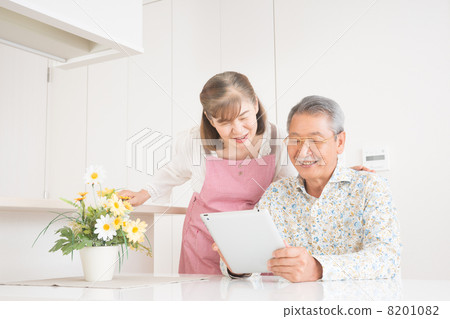 Senior couple (tablet) Senior couple (tablet) 8201082