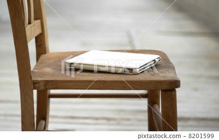 平板電腦在椅子上 平板電腦在椅子上 8201599