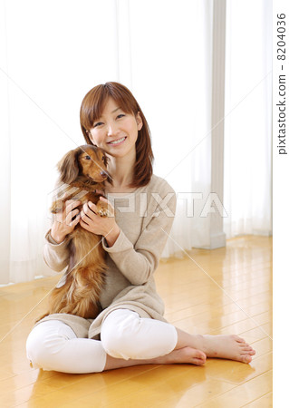 女性和微型臘腸犬 8204036