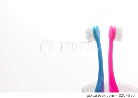 在杯子的藍色和桃紅色牙刷 8204553