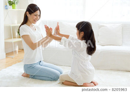 父母和孩子玩 8205963