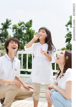 A family playing with soap bubbles 8206023