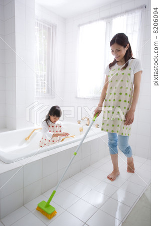 與父母和孩子的浴室清潔 8206094