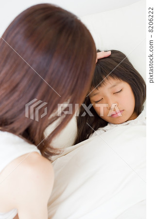 Mother and daughter scene of the bedroom Mother and daughter scene of the bedroom 8206222