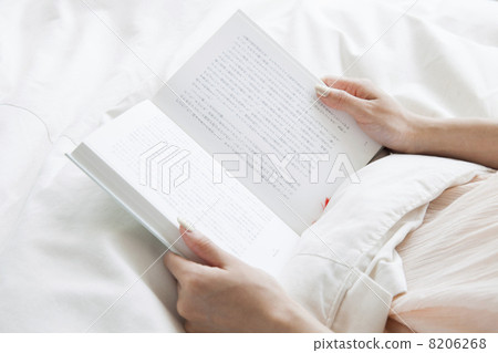 放鬆在臥室的婦女 8206268