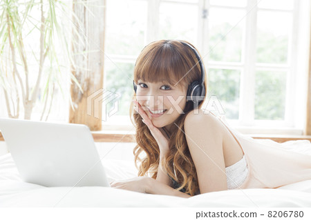 放鬆在臥室的婦女 放鬆在臥室的婦女 8206780