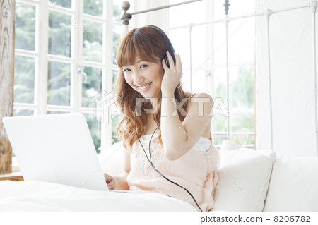 放鬆在臥室的婦女 8206782