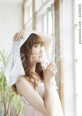 放鬆在臥室的婦女 8206893