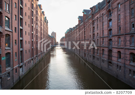 View into a channel at the Speicherstadt 8207709