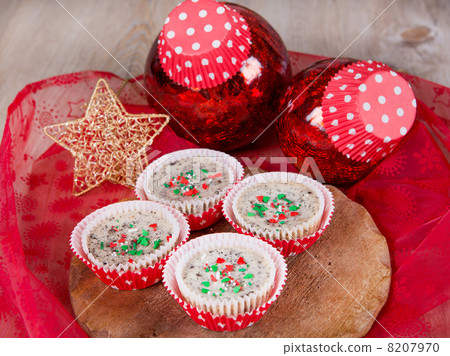 Christmas cookies and cream cheesecakes in muffin forms 8207970