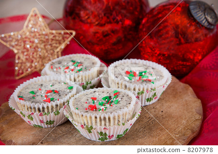 Christmas cookies and cream cheesecakes in muffin forms 8207978