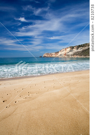 Beautiful beach 8210738