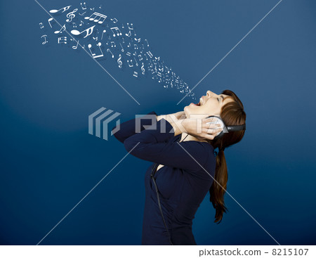 Musical notes getting out of the mouth 8215107