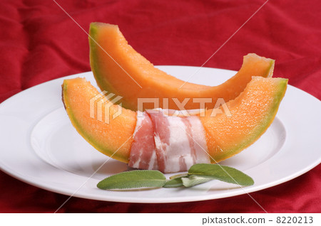 honeydew, honey melon with organic smoked bacon 8220213