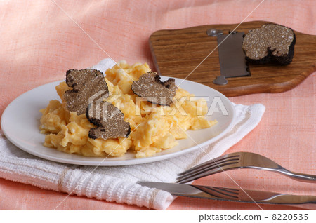 organic summer truffle with some scrambled eggs 8220535
