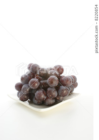 sweet organic red grapes 8220854