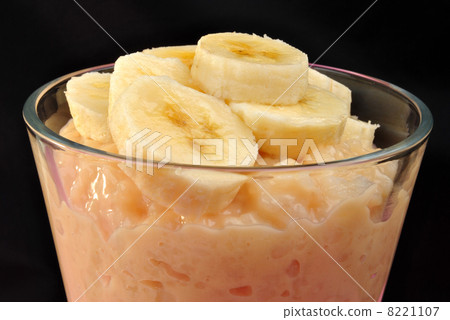 home made creamed rice pudding with sliced banana 8221107