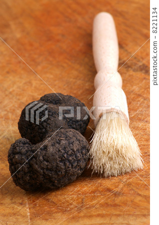 organic summer truffle and a brush to clean 8221134