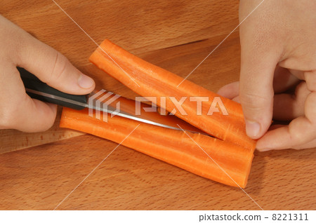 cut vegetables to make vegetable soup 8221311