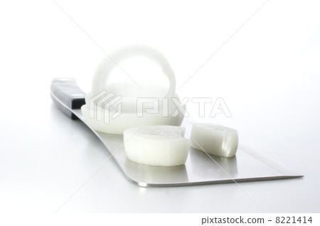 onion cut in slices on a knife 8221414
