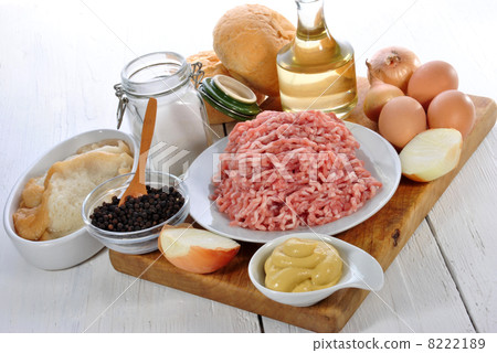 Ingredients you need to make home made meatballs 8222189