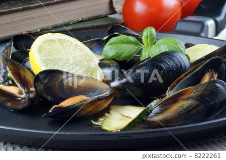 Mussels with tomato and lemon in a pan 8222261