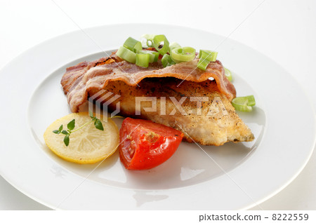 Fried chicken fillet with bacon and tomato Fried chicken fillet with bacon and tomato 8222559