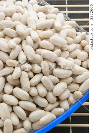 some organic beans in a glass bowl 8222606