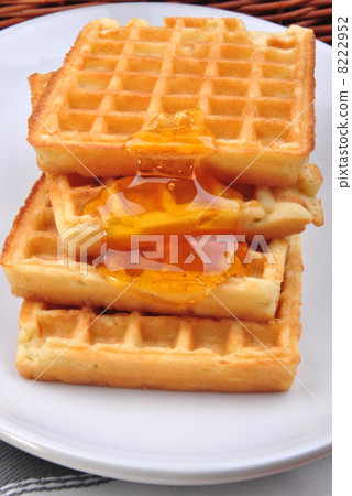wafer with sweet honey on a plate 8222952