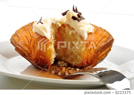 home made cup cake on a white plate 8223375