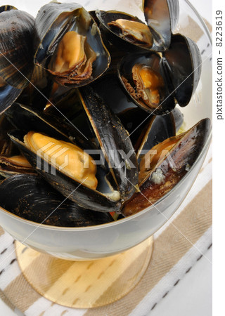 some fresh organic mussel in garlic butter 8223619