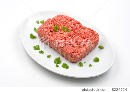 minced meat with parsley on a plate 8224324
