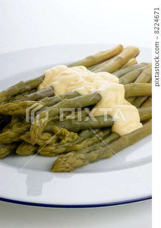 tender organic asparagus with sauce hollandaise on a plate tender organic asparagus with sauce hollandaise on a plate 8224671