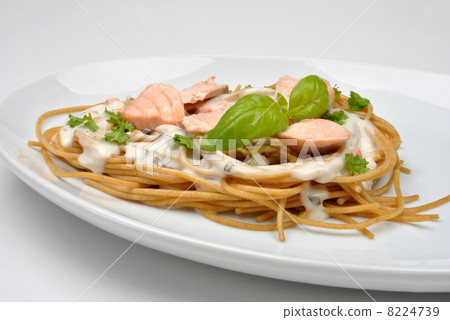 cooked spaghetti with organic salmon and basil 8224739