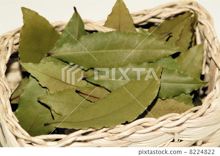 some bay leafs in a basket 8224822